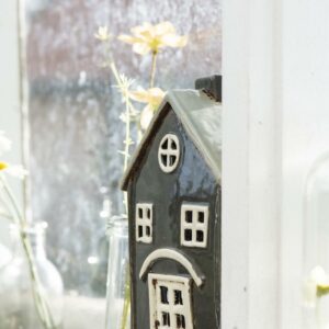 Haus für Teelicht beiges Dach 1 Schornstein Bogen über Tür